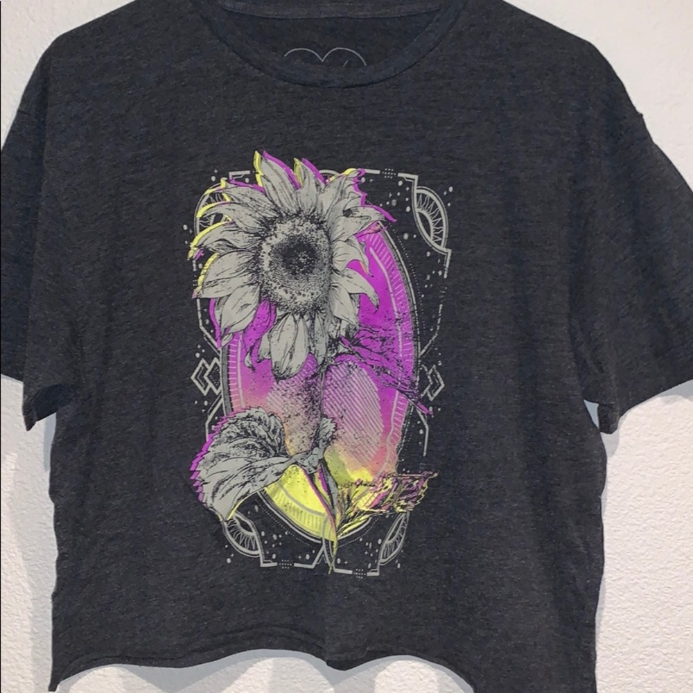 belly shirt with sunflower in middle
